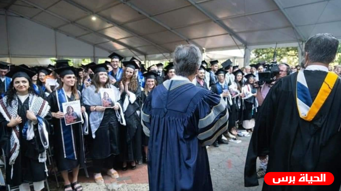 جورج تاون: خريجون يرفعون اعلام فلسطين وصور الشهيدة أبو عاقلة امام وزير الخارجية الأمريكي